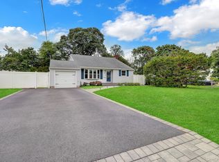 68 Alinda Ave, West Islip, NY 11795