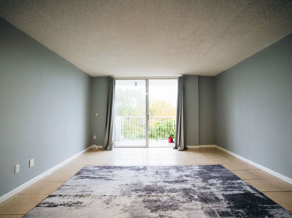 2000 NE 135th St APT 410