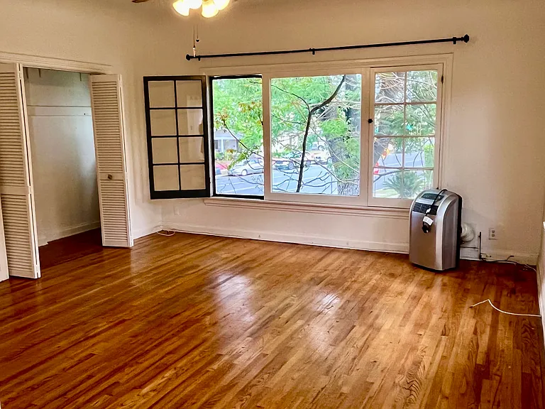 222 N Chevy Chase Dr #5 — Photo 2