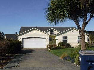 96413 Oceanside Dr E, Brookings, OR 97415