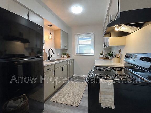 3rd image of 1025 C St APT 6