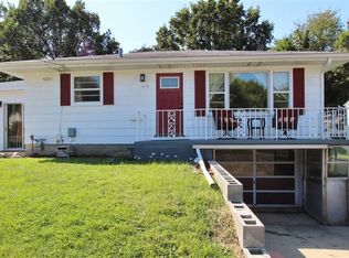 929 Rainbow Dr, Cedar Falls, IA 50613