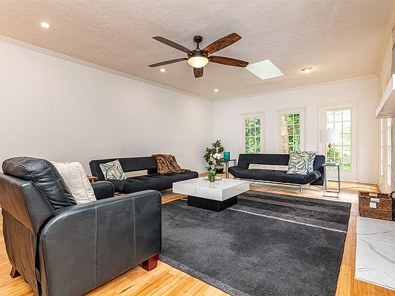 4th image of 105 Rock Cove Ct