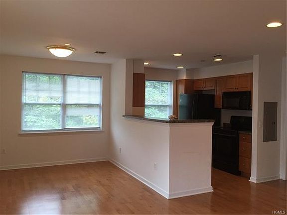 2nd image of 100 Woodcrest Ln APT 115