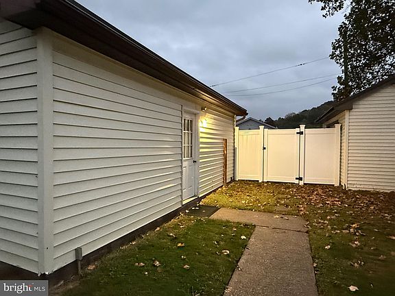 3rd image of 806 Jones St