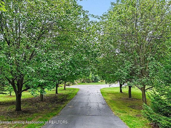 3rd image of 1206 N Waverly Rd
