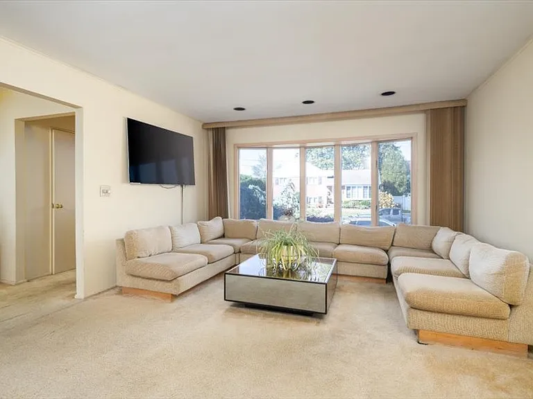 Vincent Dr — Photo 4