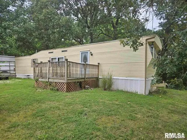 702 E Blake St, Benton, IL 62812