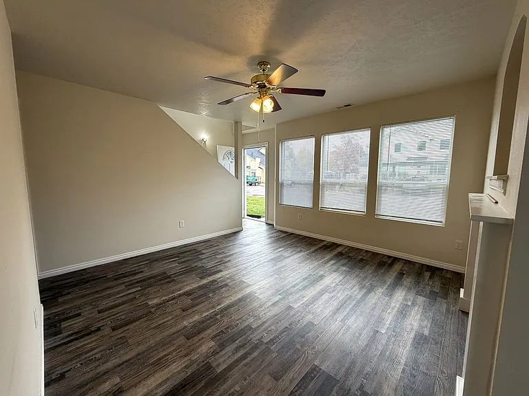 Midland 4-Plex 141 — Photo 15