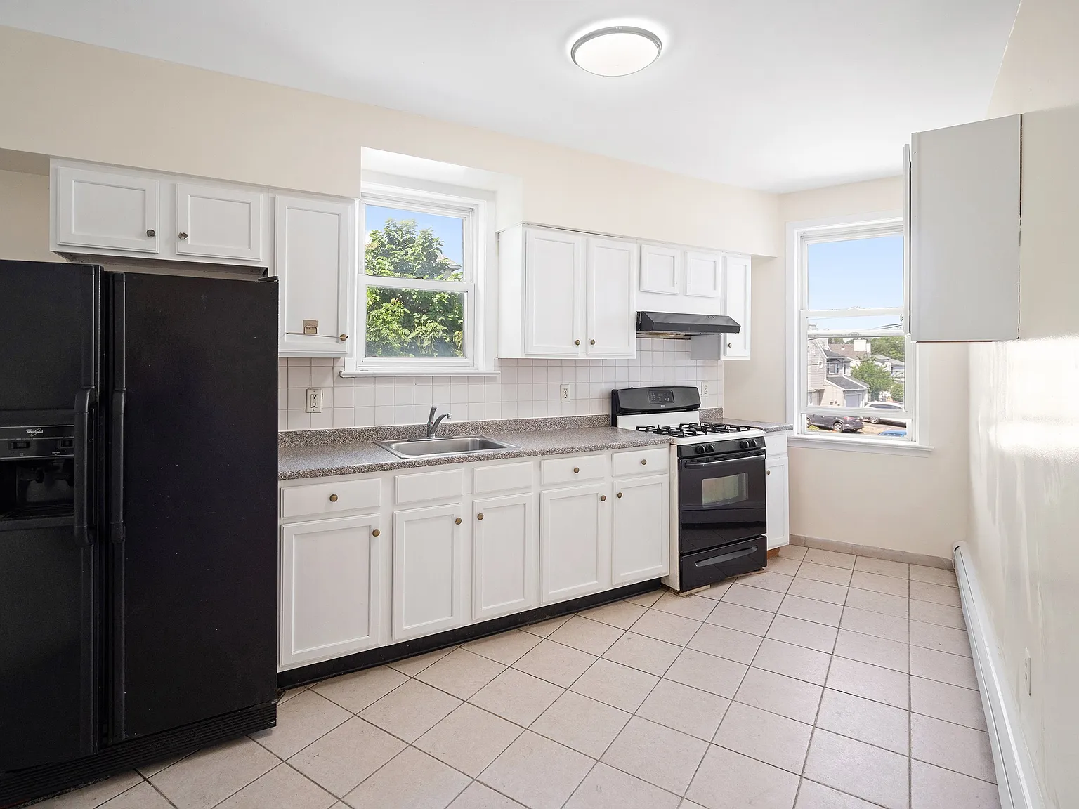Spacious 1-bedroom apartment in the heart of Elizabethport — Photo 4