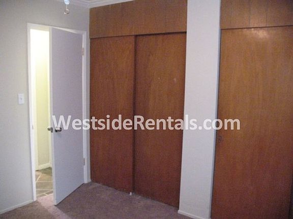 4th image of 3163 N Park Way