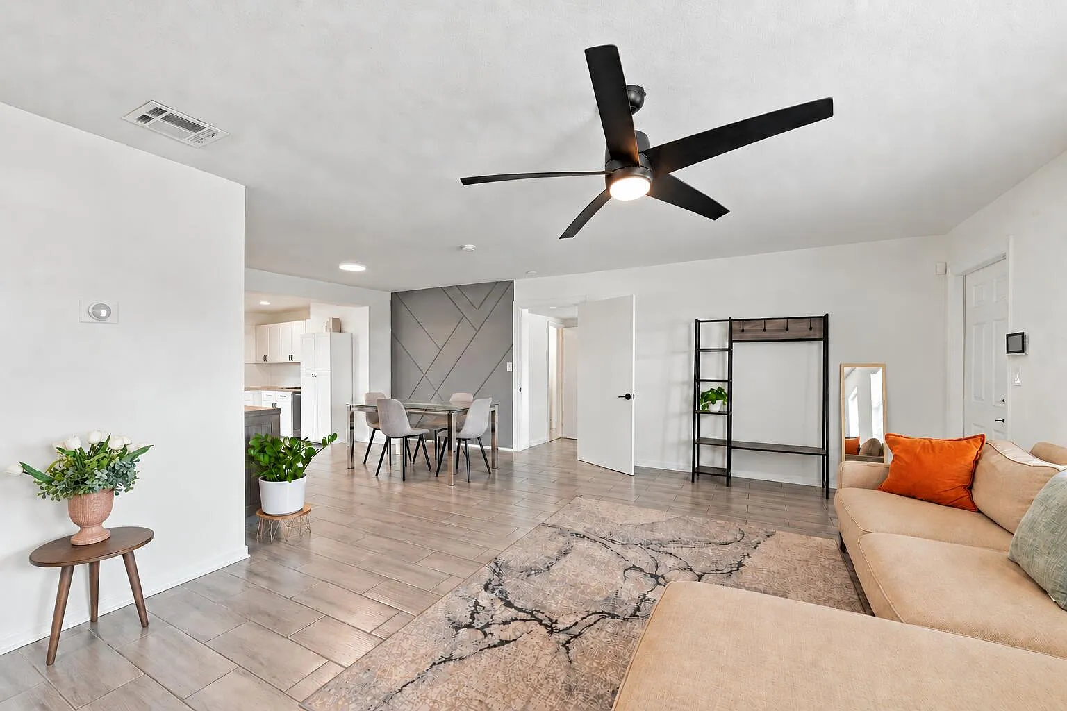4 bed, 3.0 bath, 1420 sqft, $4,200 — Photo 4