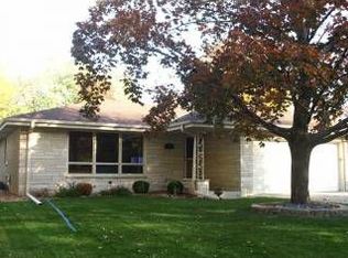 4212 N 95th St, Wauwatosa, WI 53222