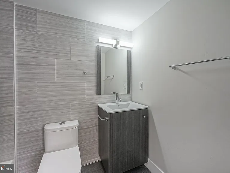 1070 N Front St #B — Photo 7