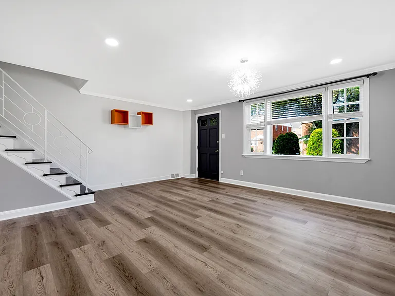 1143 Agnew Dr — Photo 2