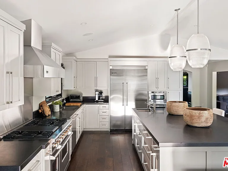 1443 N Doheny Dr — Photo 10