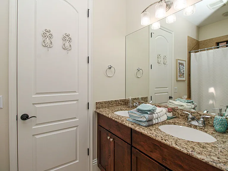 8000 Cordoba Pl — Photo 38