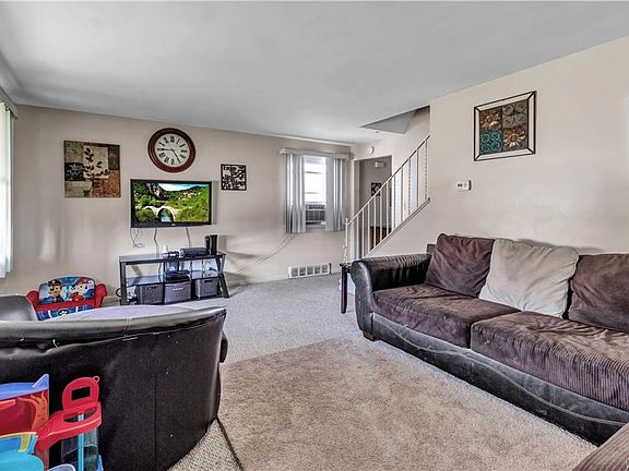 5th image of 76 Joseph Dr