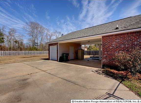 5th image of 8161 Versailles Ave