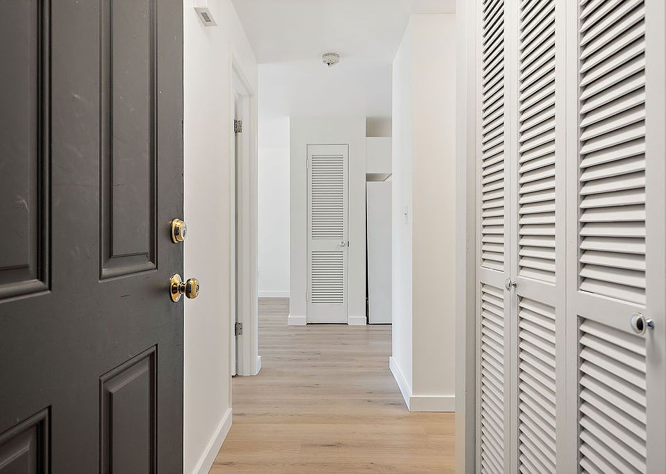 2nd image of 540 Bellevue Way SE #7A