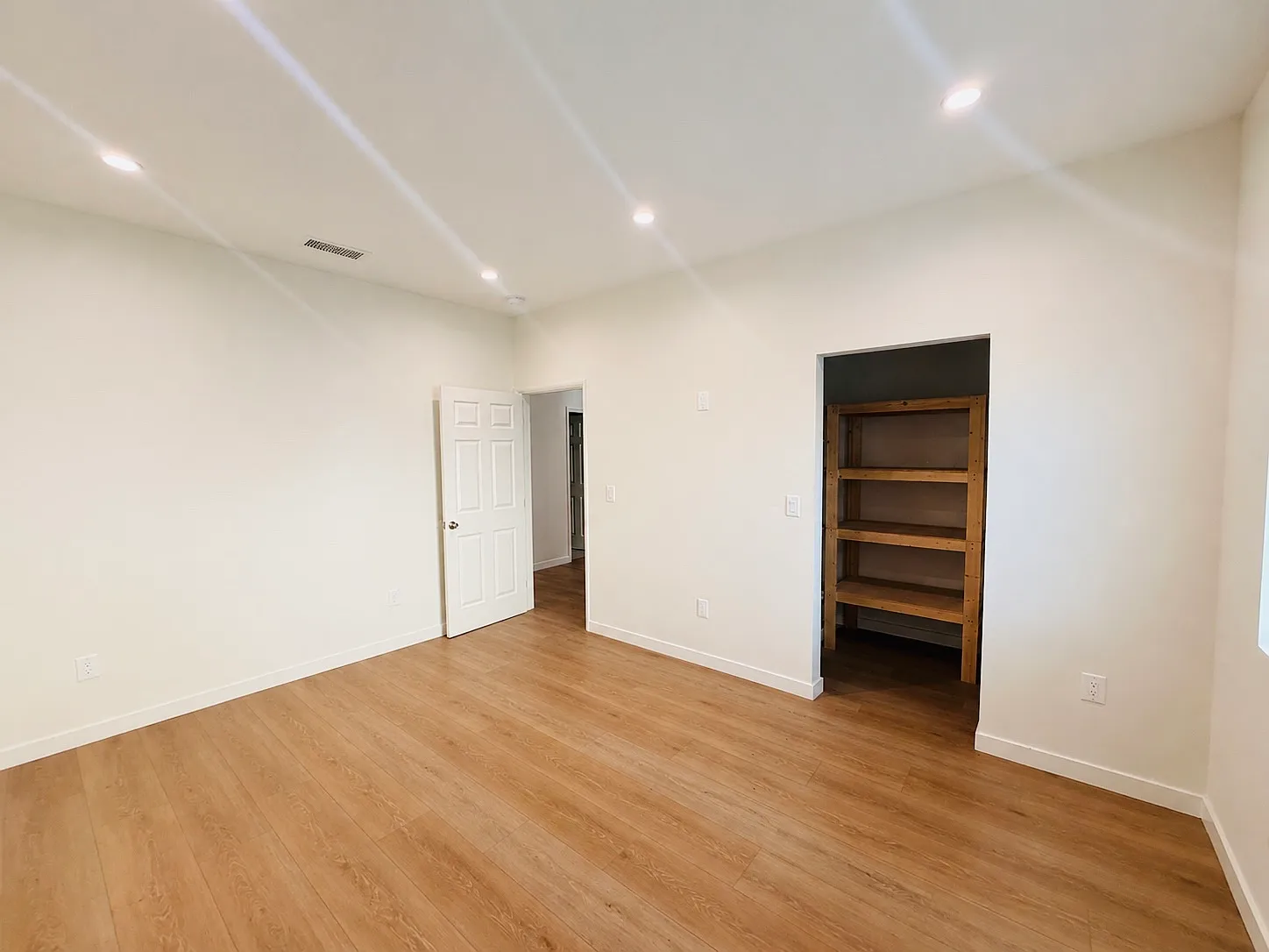 3 bed, 900 sqft, $3,900 — Photo 4