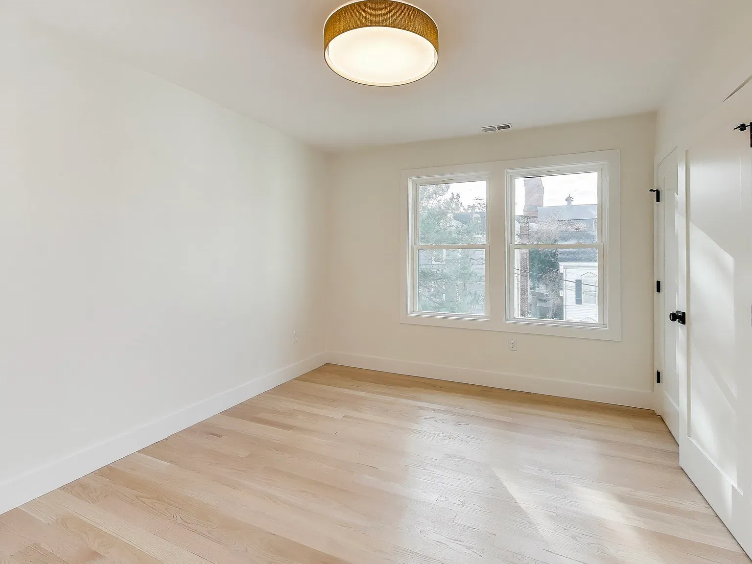 3 bed, 1280 sqft, $3,850 — Photo 4