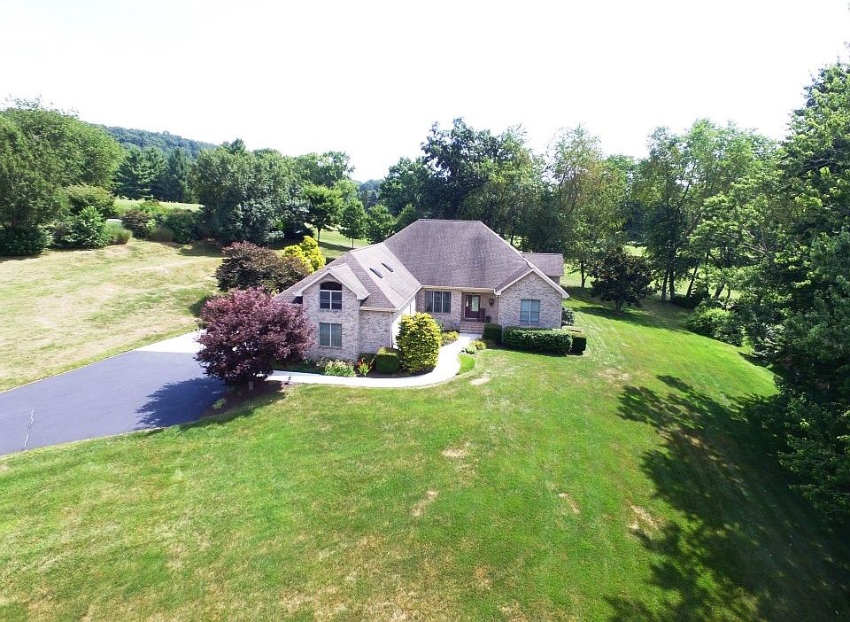 1st image of 200 Golf Club Ln