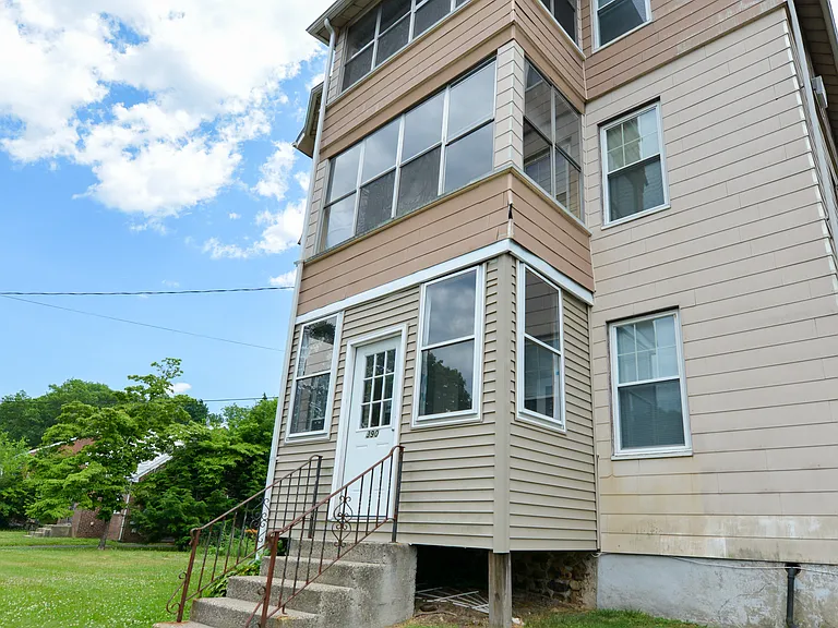 390 Clinton St — Photo 3