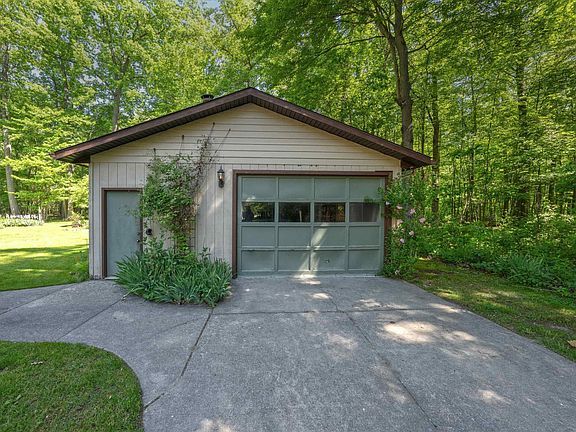 5th image of 6440 Benoit Rd