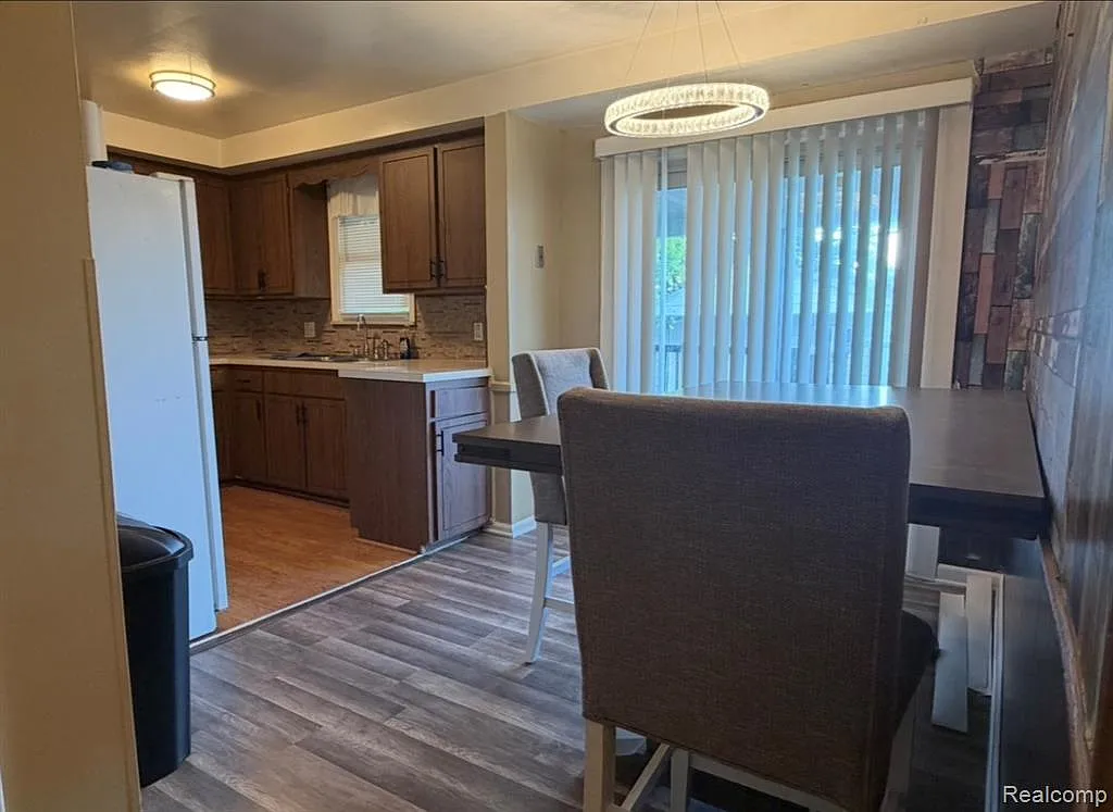 3 bed, 1.0 bath, 905 sqft, $1,300 — Photo 3