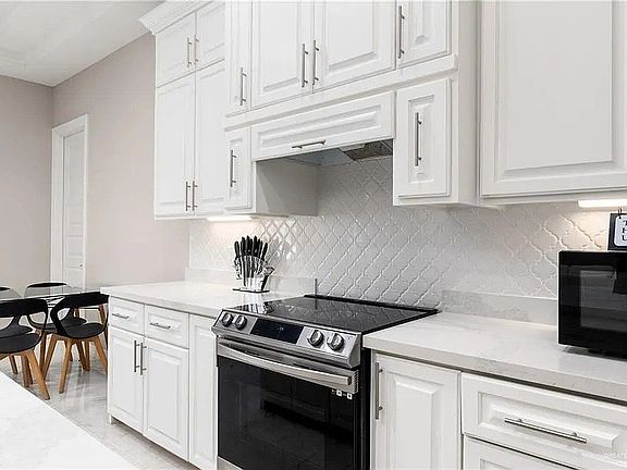 5th image of 504 W Garrision Dr