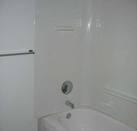 Bathroom tub