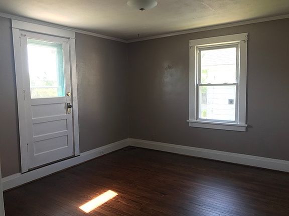 3rd image of 127 Stewart Ave S