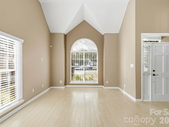 5th image of 9122 Fairbridge Rd