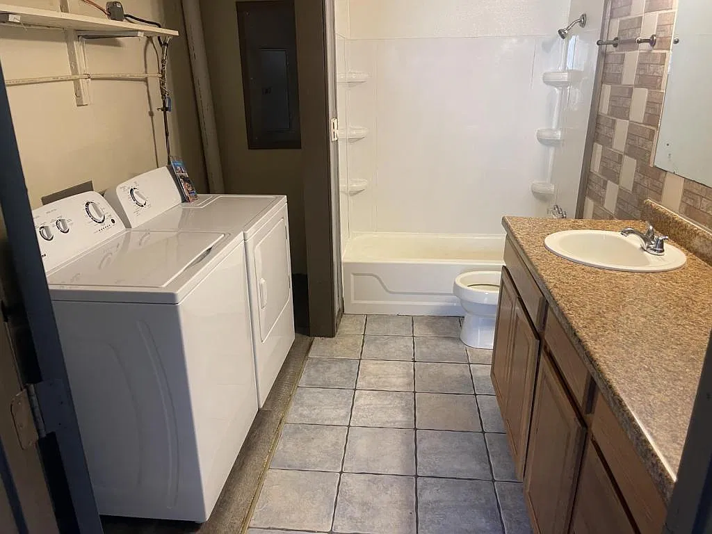 121 E Rodney Dr — Photo 3