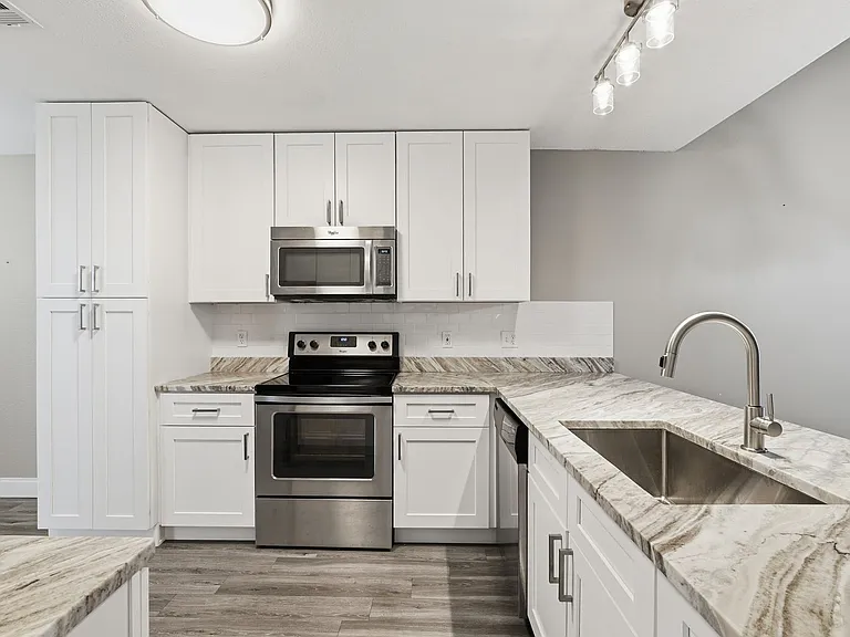7528 Fenwick Cove Ln — Photo 19