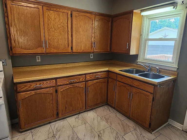 2405 Maple St — Photo 8