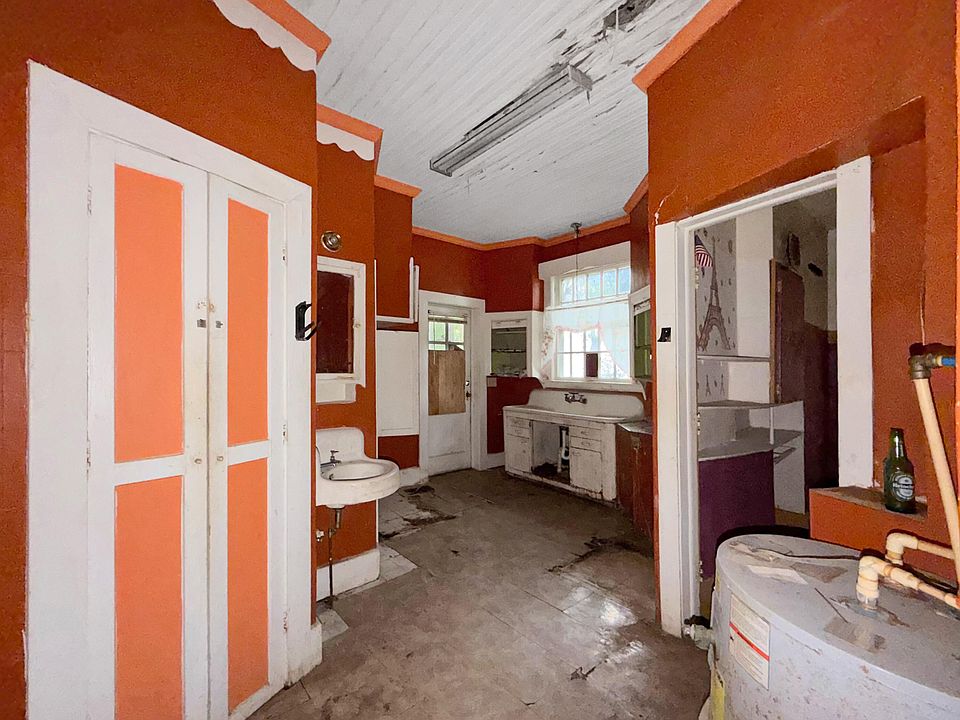 13th image of 147 Lowman St