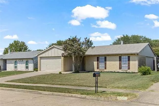 537 Hanover Dr — Photo 2