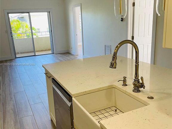 5th image of 900 NE 18th Ave APT 206