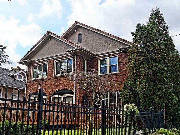 2nd image of 225 N Prospect St