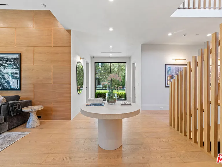 17228 Otsego St — Photo 5