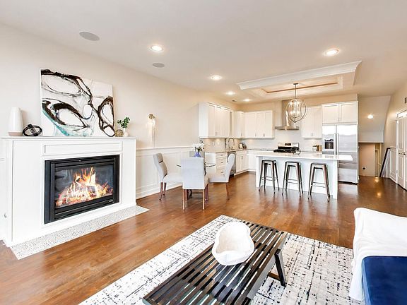 3rd image of 2435 W Belmont Ave #2E