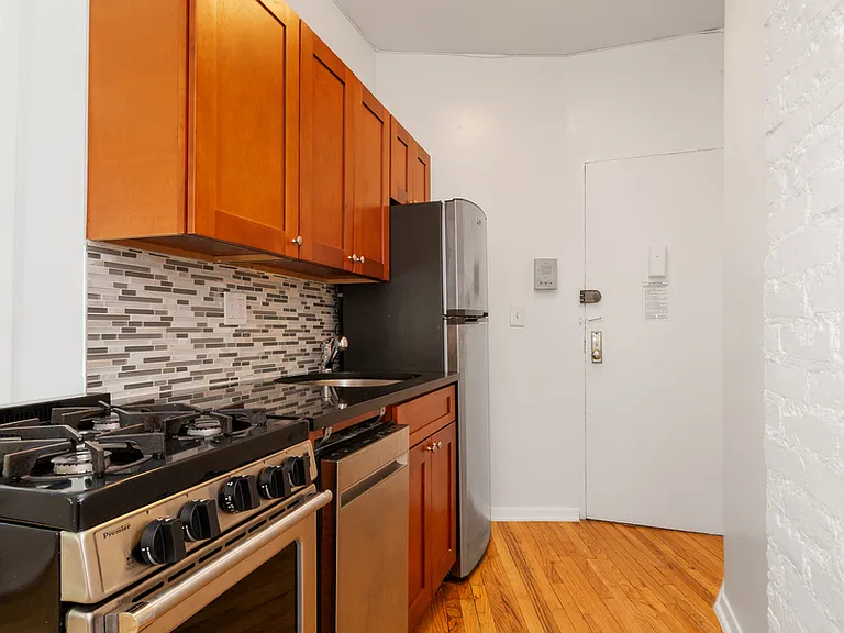 117 Perry St #4 — Photo 4