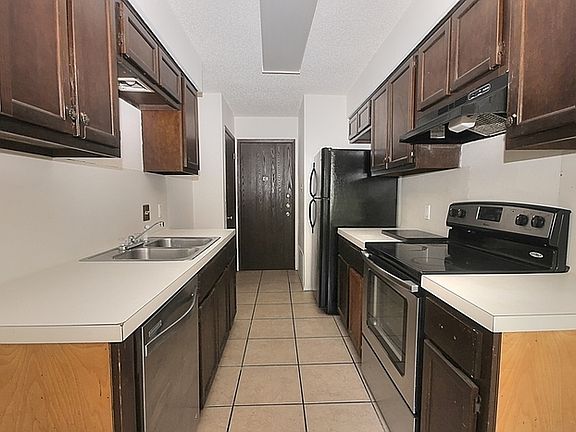 5th image of 902 E Austin Ave #B