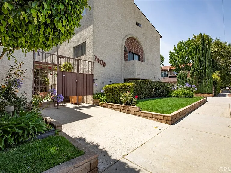 7409 Woodman Ave — Photo 41