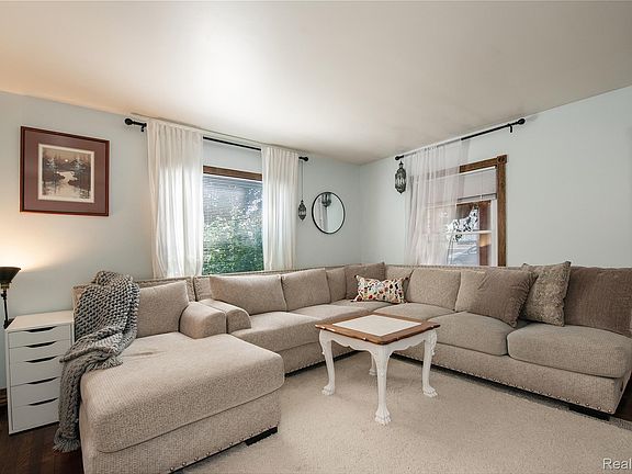 4th image of 22 Cloverport Ave