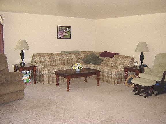 Huge living room w/carpet