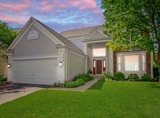 284 Carters Grove Ct, Grayslake, IL 60030