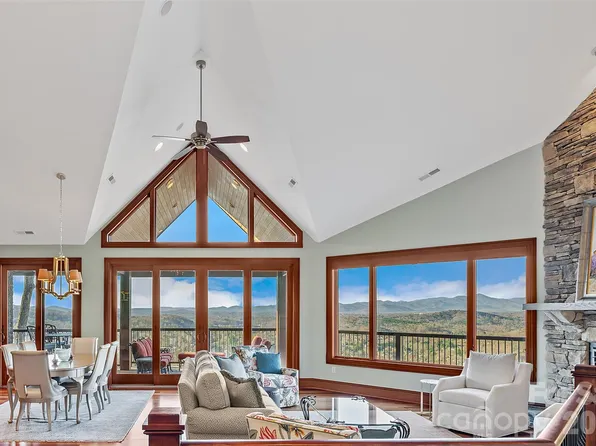 29 S Point Dr, Asheville, NC 28804